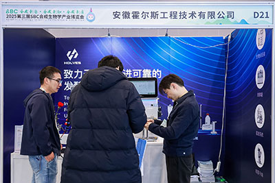 霍爾斯團(tuán)隊(duì)與客戶交流